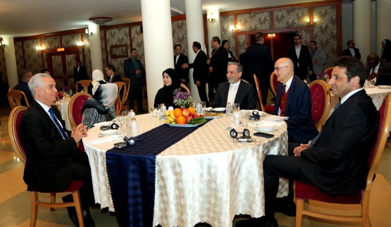 در جشن نوروزی وزارت خارجه چه گذشت و عراقچی درباره مذاکره با آمریکا در میان سفرا چه گفت؟+تصاویر