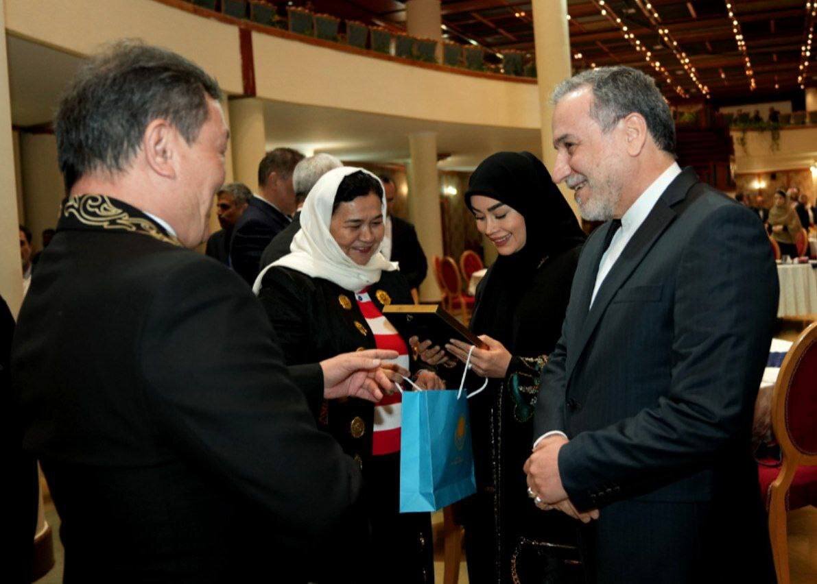 در جشن نوروزی وزارت خارجه چه گذشت و عراقچی درباره مذاکره با آمریکا در میان سفرا چه گفت؟+تصاویر