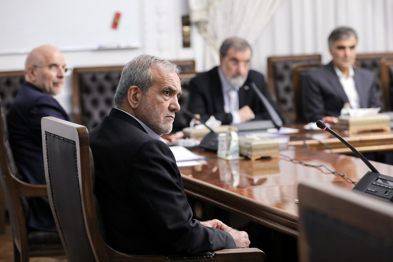 عکسی از محسن رضایی در جلسه مشترک با پزشکیان، قالیباف و محسنی اژه ای/ تاجگردون هم بود