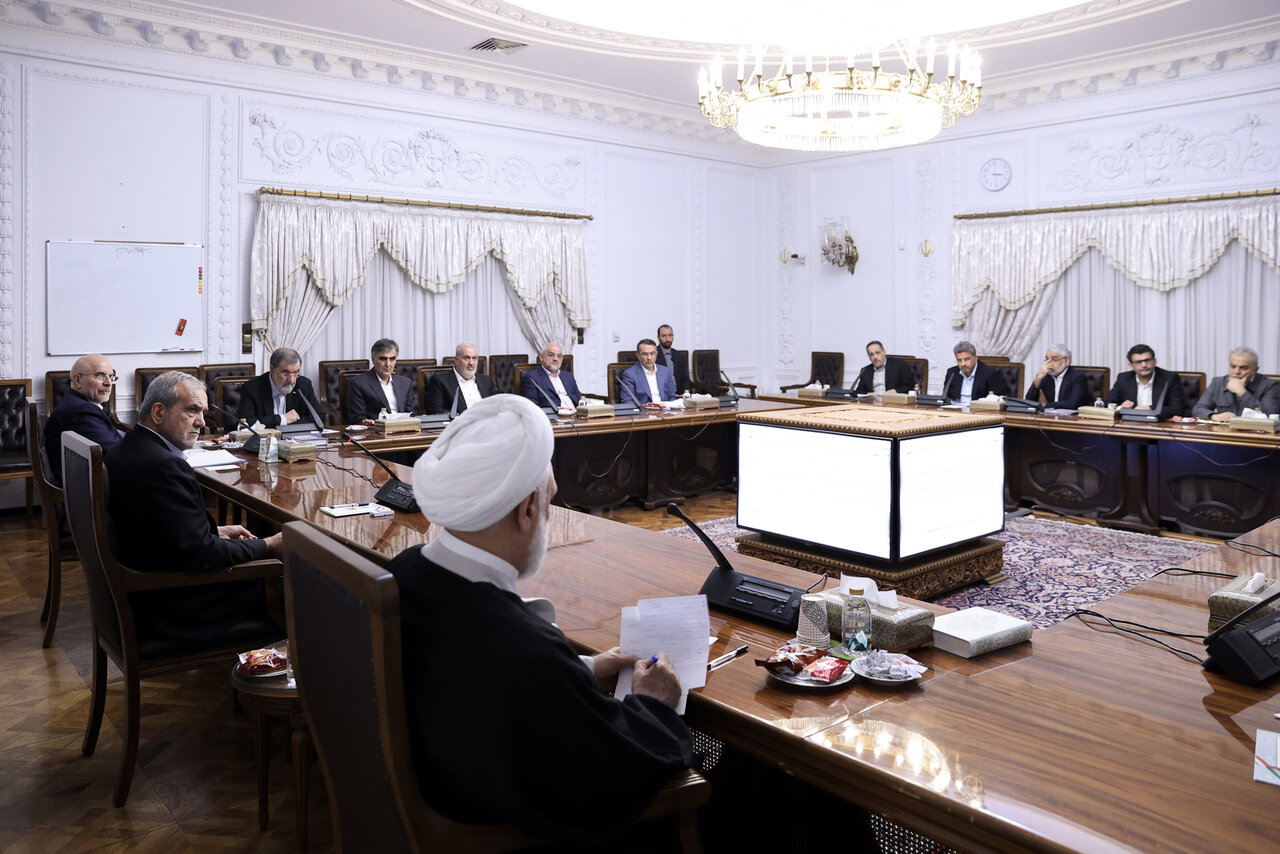 عکسی از محسن رضایی در جلسه مشترک با پزشکیان، قالیباف و محسنی اژه ای/ تاجگردون هم بود