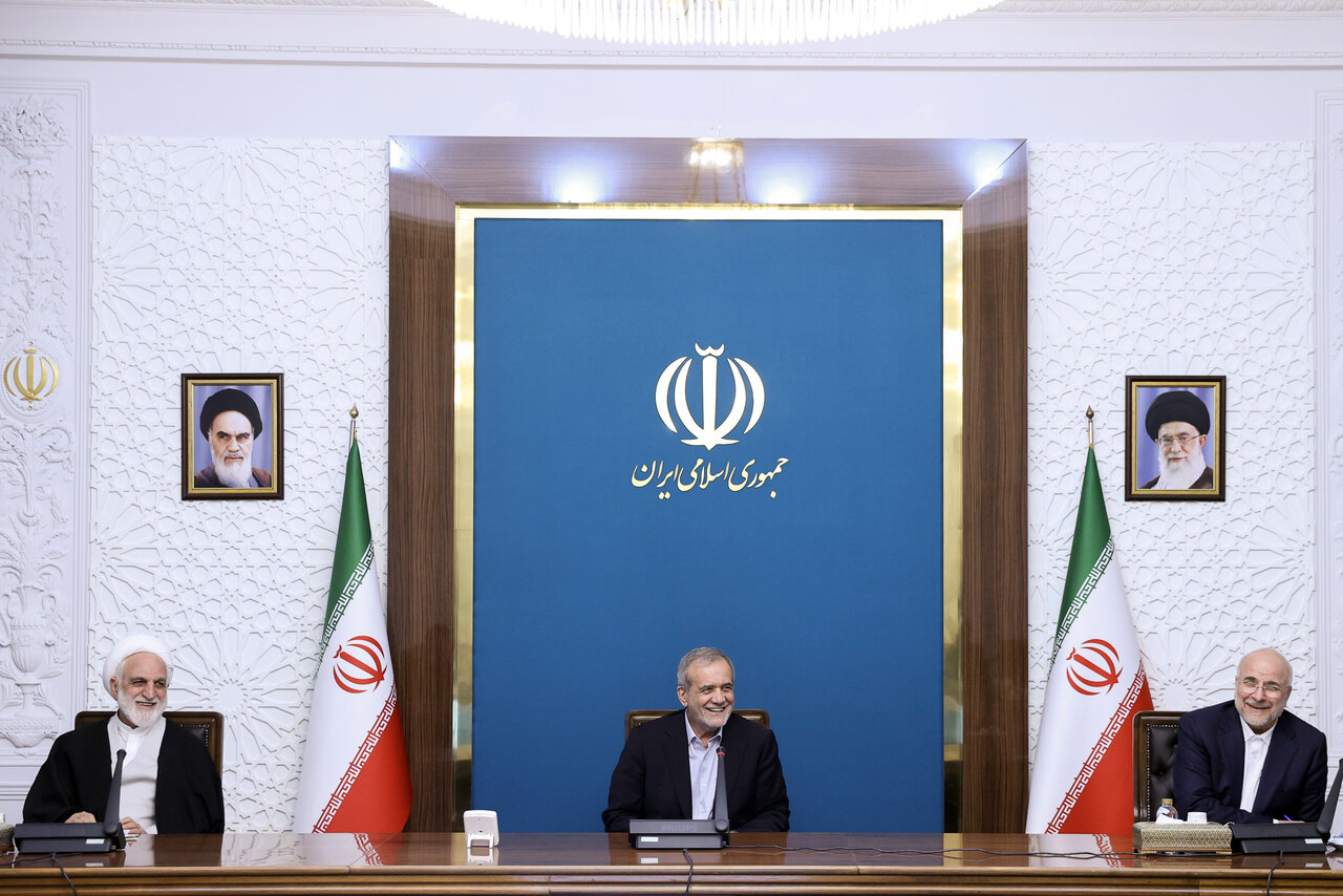 عکسی از محسن رضایی در جلسه مشترک با پزشکیان، قالیباف و محسنی اژه ای/ تاجگردون هم بود