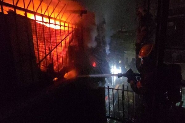 آتش سوزی در انبار پارچه بازار مولوی/ عکس