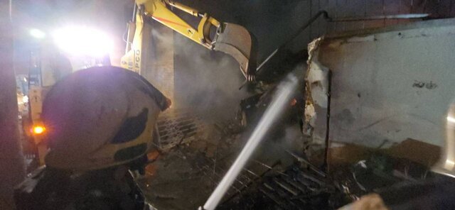 آتش سوزی در انبار پارچه بازار مولوی/ عکس