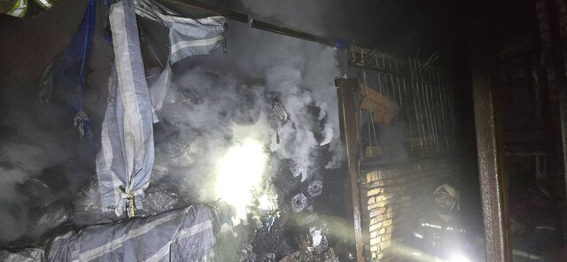 آتش سوزی در انبار پارچه بازار مولوی/ عکس
