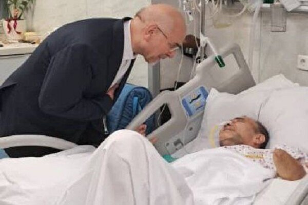 تصویری از عیادت قالیباف از نماینده بستری شده در بیمارستان