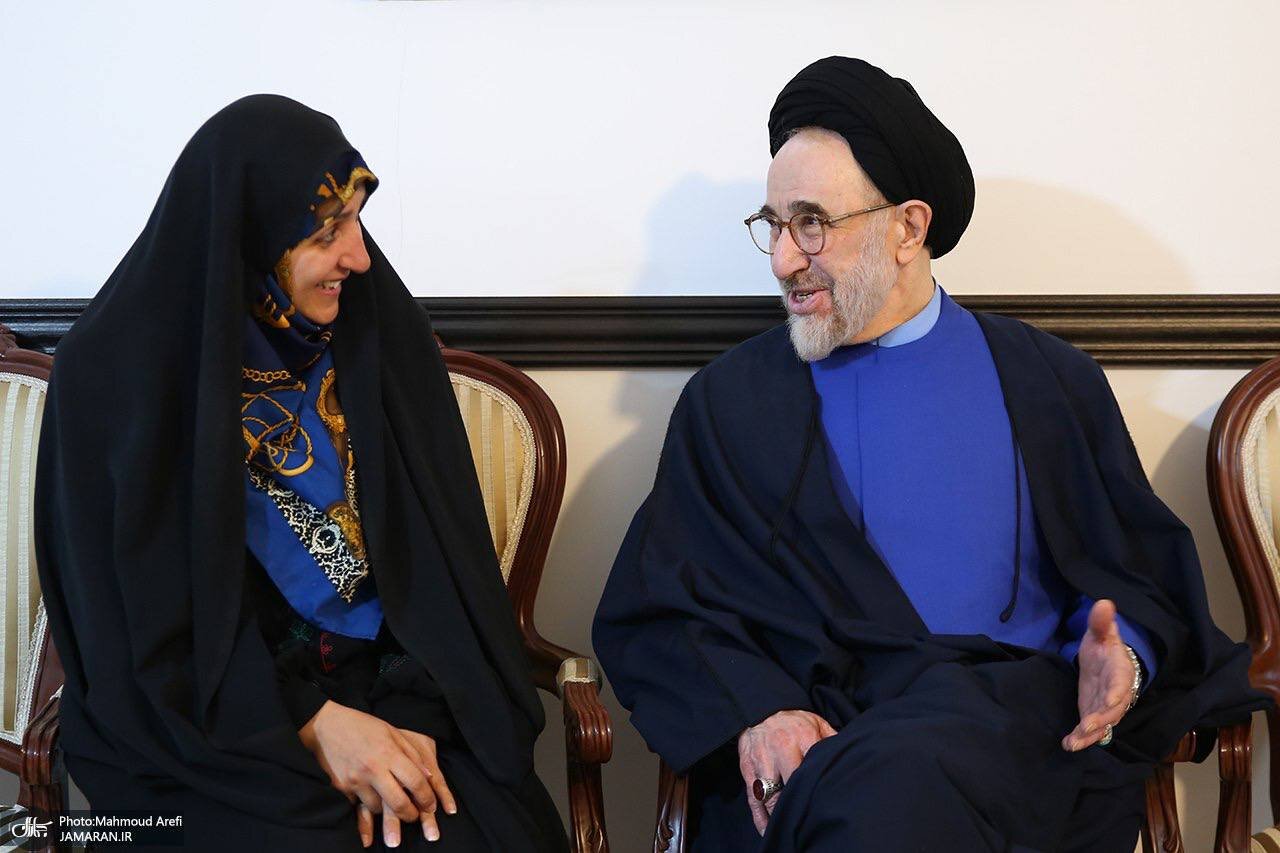 تصویری از نماز خواندن رئیس دولت اصلاحات در یک دیدار نوروزی/ دیدار صمیمی جمعی از هنرمندان با خاتمی+ تصاویر