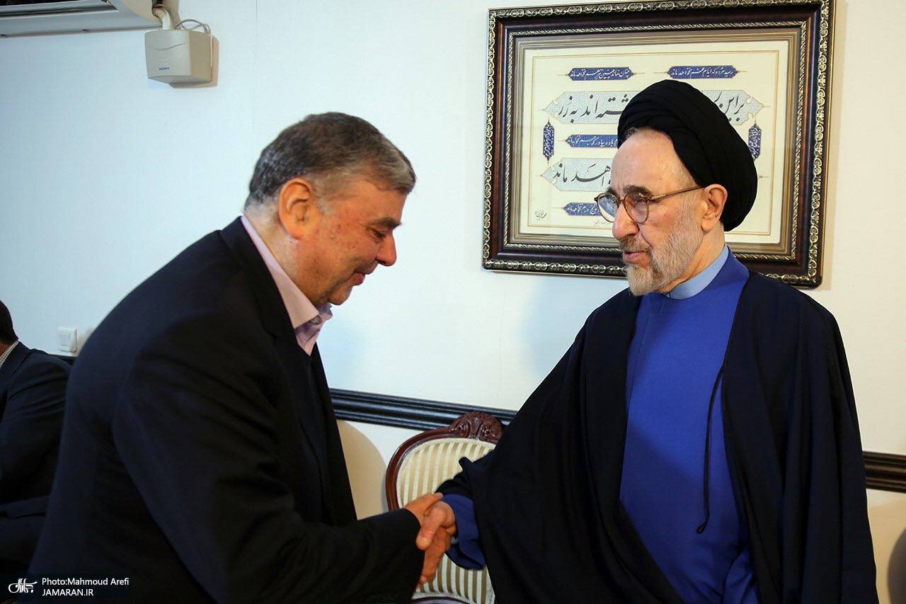 تصویری از نماز خواندن رئیس دولت اصلاحات در یک دیدار نوروزی/ دیدار صمیمی جمعی از هنرمندان با خاتمی+ تصاویر