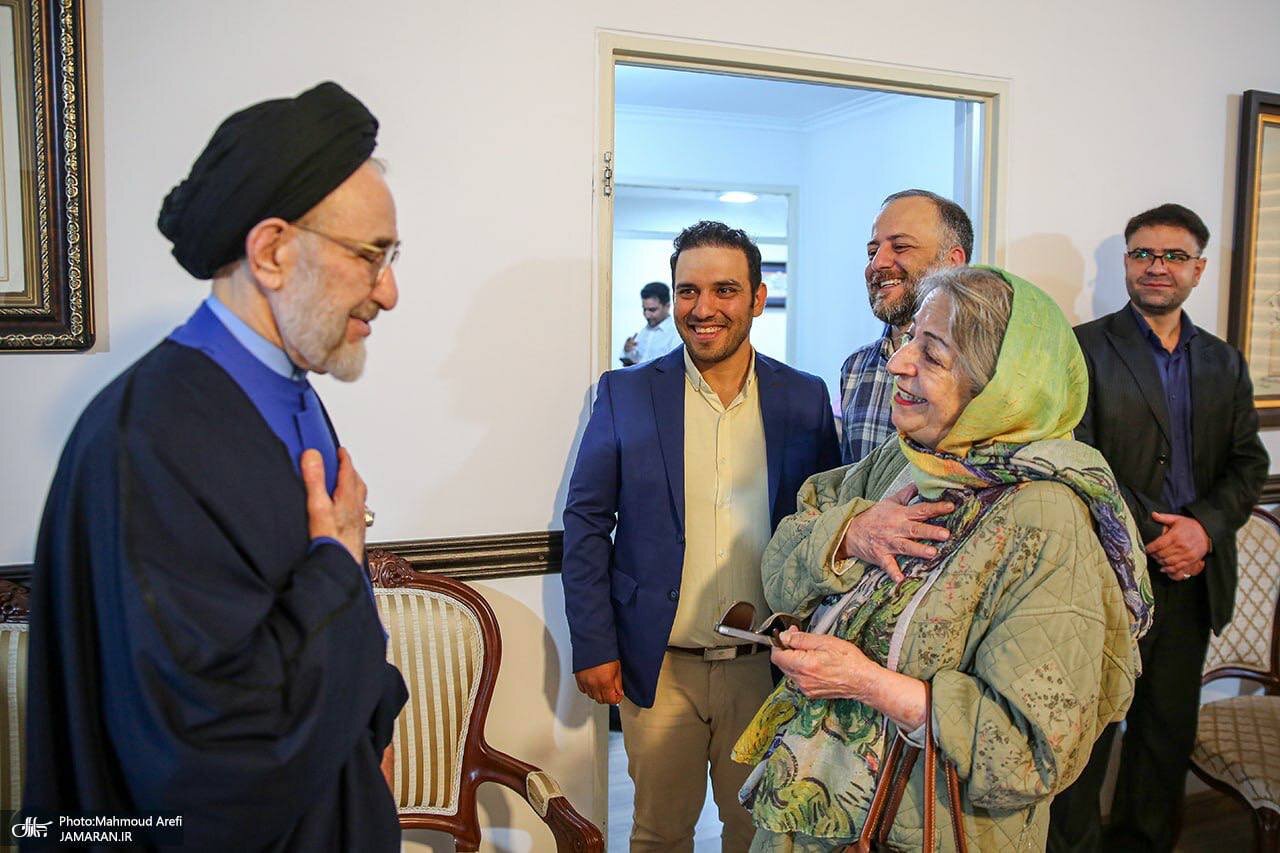 تصویری از نماز خواندن رئیس دولت اصلاحات در یک دیدار نوروزی/ دیدار صمیمی جمعی از هنرمندان با خاتمی+ تصاویر