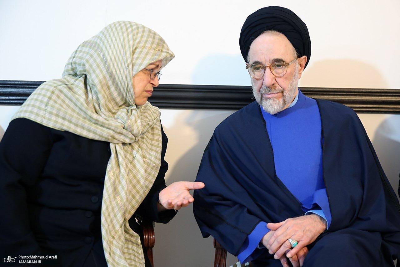 تصویری از نماز خواندن رئیس دولت اصلاحات در یک دیدار نوروزی/ دیدار صمیمی جمعی از هنرمندان با خاتمی+ تصاویر