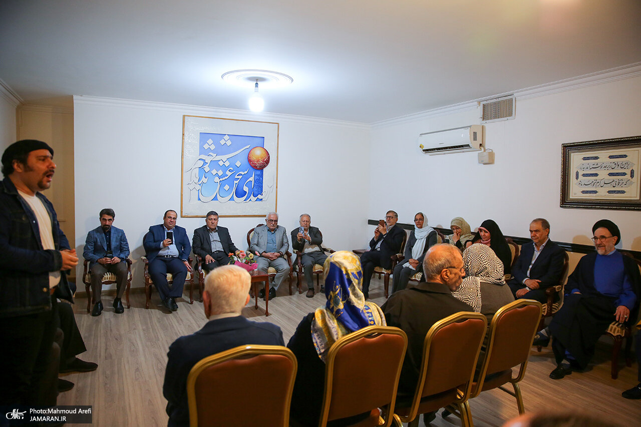 تصویری از نماز خواندن رئیس دولت اصلاحات در یک دیدار نوروزی/ دیدار صمیمی جمعی از هنرمندان با خاتمی+ تصاویر