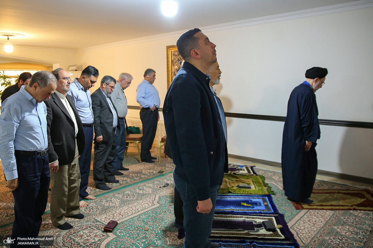 تصویری از نماز خواندن رئیس دولت اصلاحات در یک دیدار نوروزی/ دیدار صمیمی جمعی از هنرمندان با خاتمی+ تصاویر