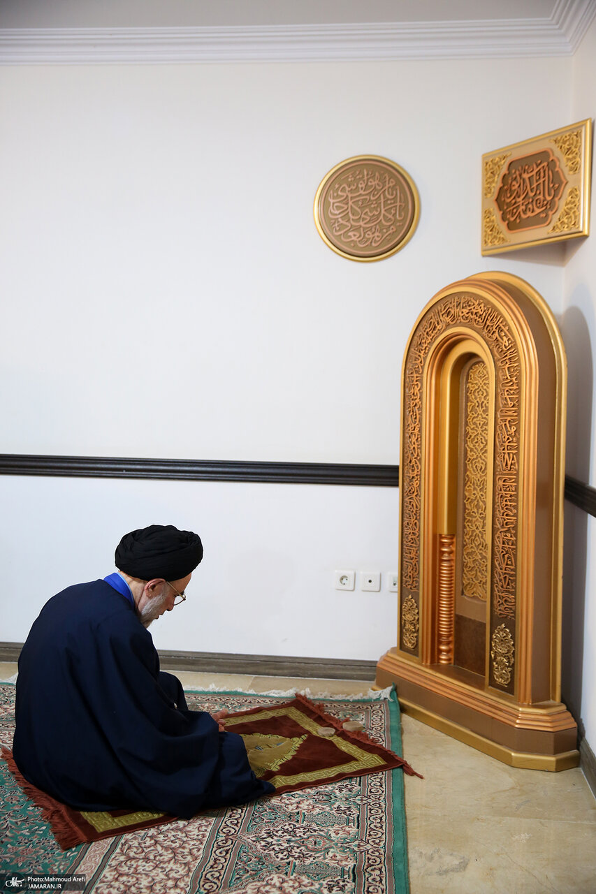 تصویری از نماز خواندن رئیس دولت اصلاحات در یک دیدار نوروزی/ دیدار صمیمی جمعی از هنرمندان با خاتمی+ تصاویر