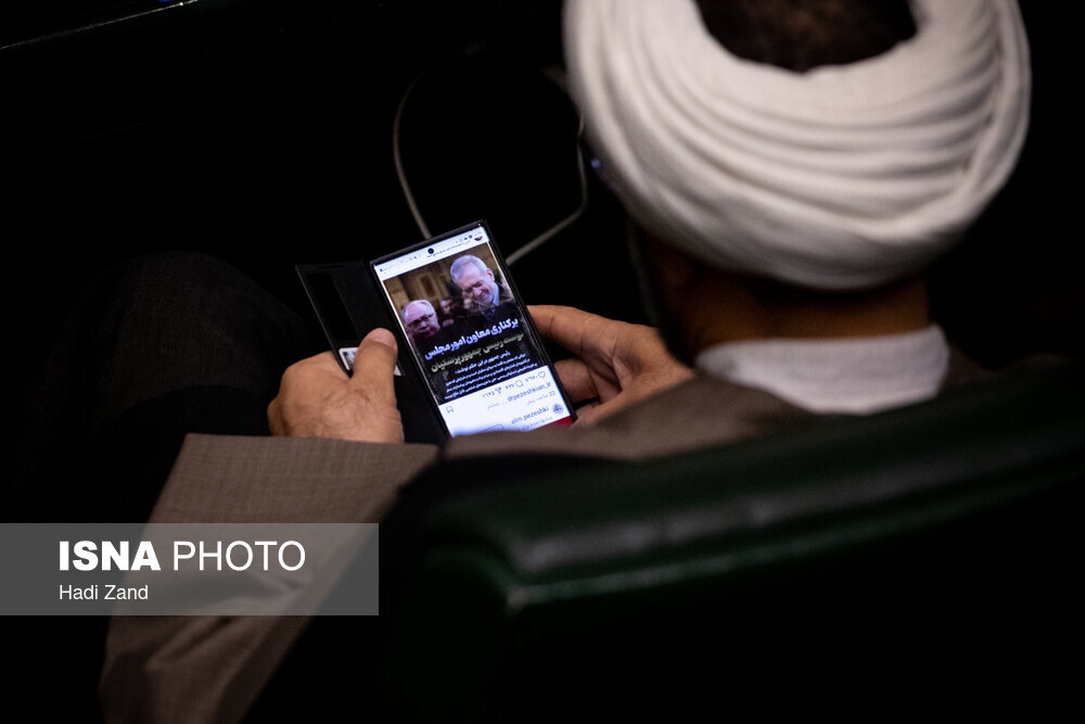 تصاویر عجیب از نمایندگان در اولین جلسه 1404 مجلس/ از تست قند خون تا اینستاگرام نوردی یک نماینده