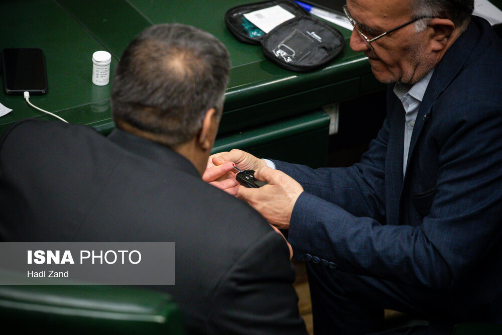 تصاویر عجیب از نمایندگان در اولین جلسه 1404 مجلس/ از تست قند خون تا اینستاگرام نوردی یک نماینده