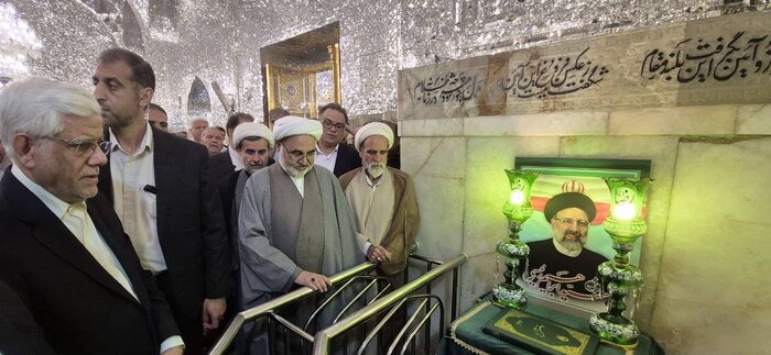 تصویری از حضور محمدرضا عارف بر سر مزار رئیس جمهور فقید در حرم امام رضا(ع)
