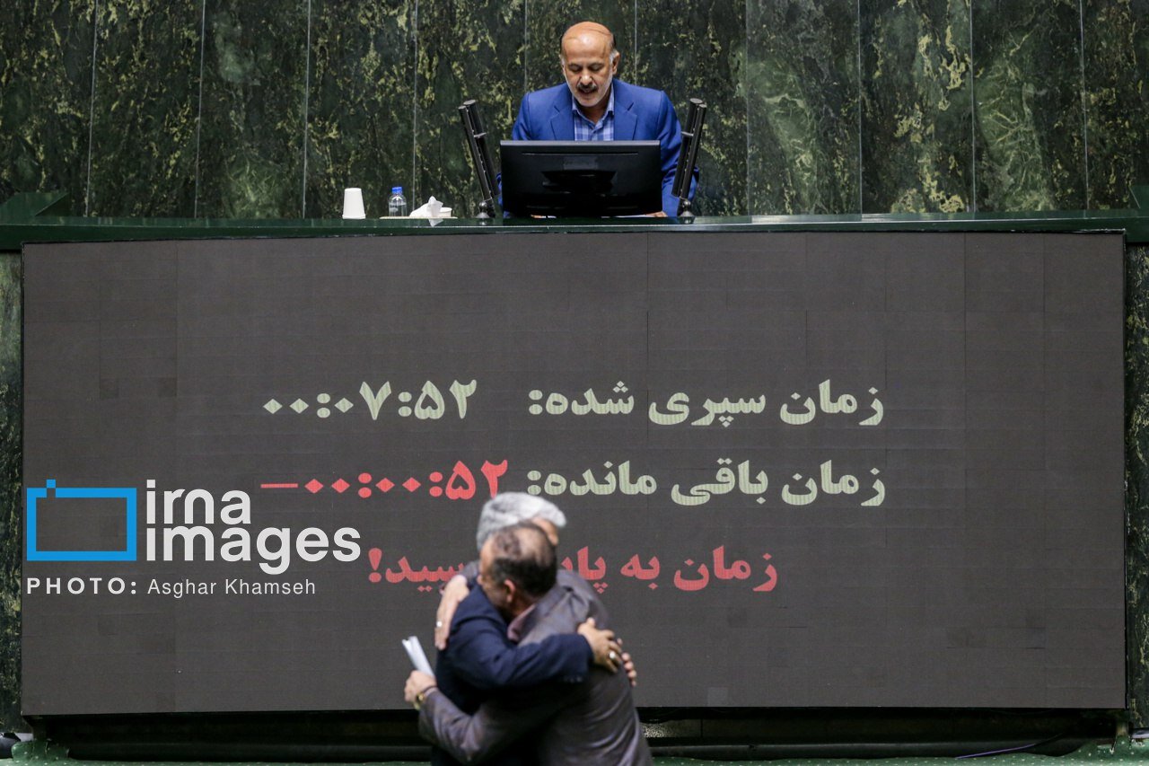 تصاویری از روبوسی نمایندگان در اولین جلسه امسال مجلس/ دست دادن عجیب آقاتهرانی با یک نماینده