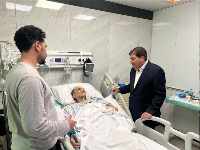 تصویری از عیادت مشاور و دستیار رهبری از نماینده بستری شده در بیمارستان