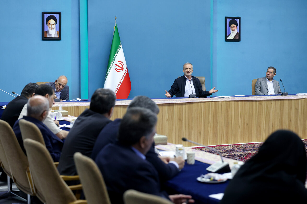 خوش و بش پزشکیان با نمایندگان احزاب+ تصویر