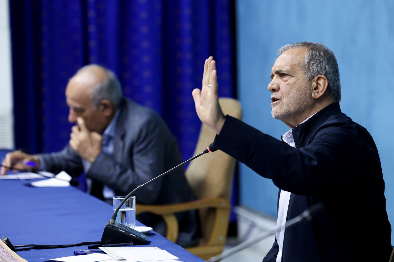 خوش و بش پزشکیان با نمایندگان احزاب+ تصویر