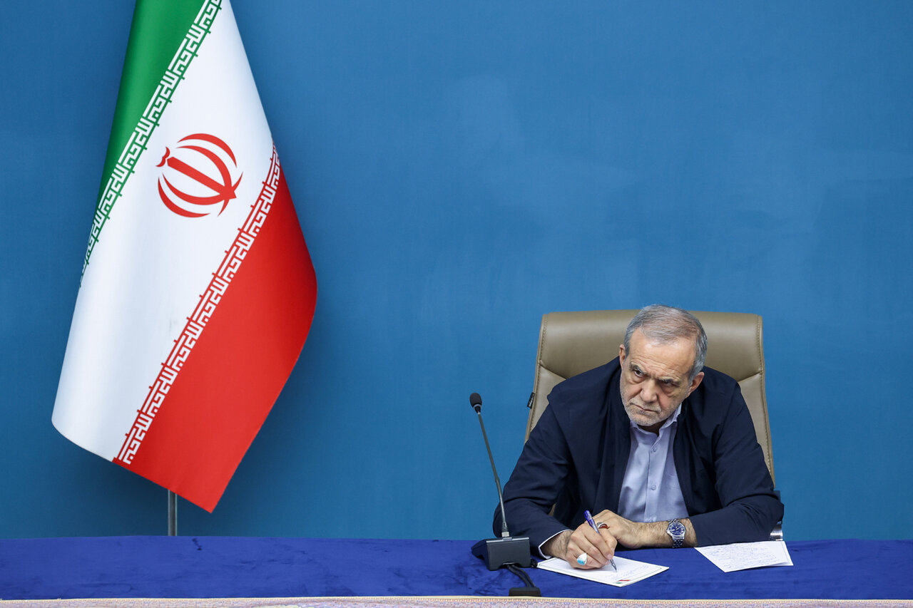 خوش و بش پزشکیان با نمایندگان احزاب+ تصویر