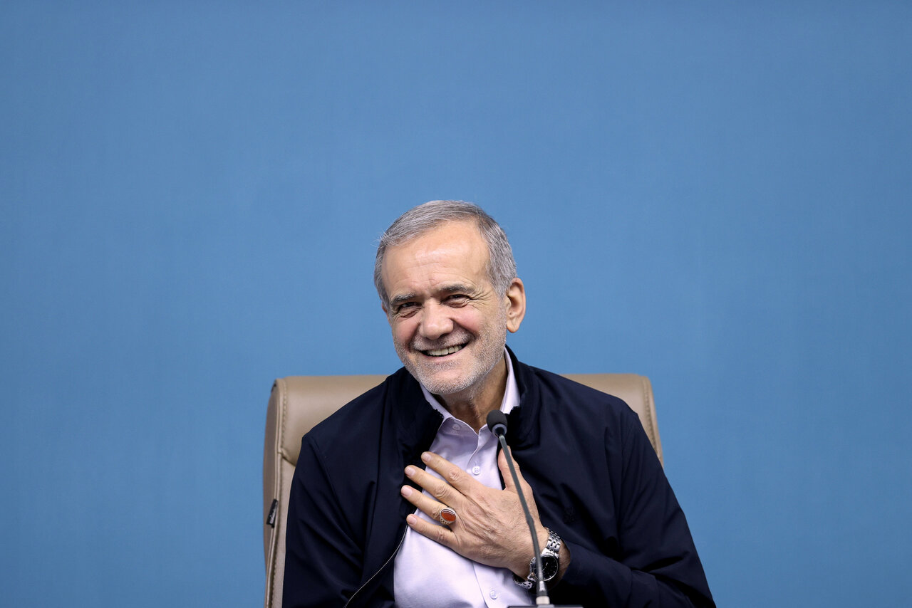 خوش و بش پزشکیان با نمایندگان احزاب+ تصویر