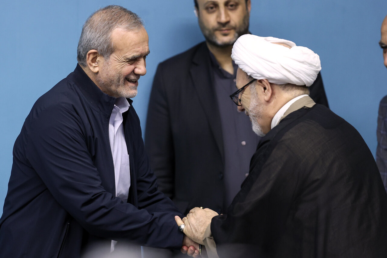 خوش و بش پزشکیان با نمایندگان احزاب+ تصویر