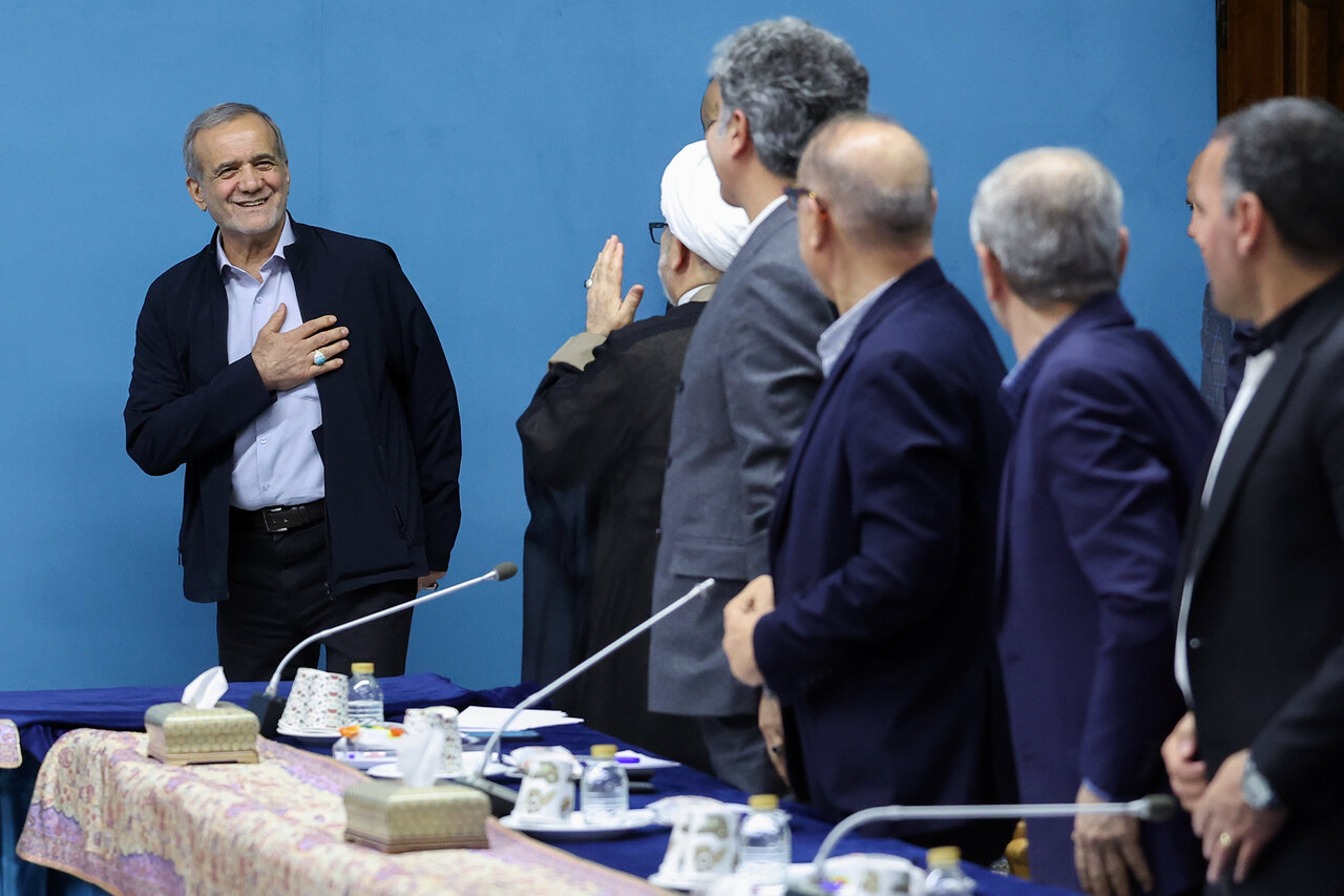 خوش و بش پزشکیان با نمایندگان احزاب+ تصویر