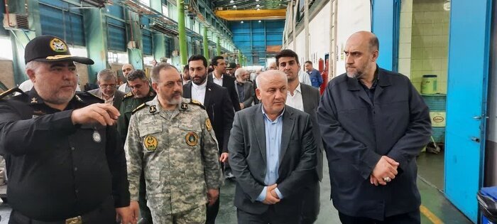 تصویری از بازدید وزیر دفاع از یک واحد صنعتی با لباس متفاوت