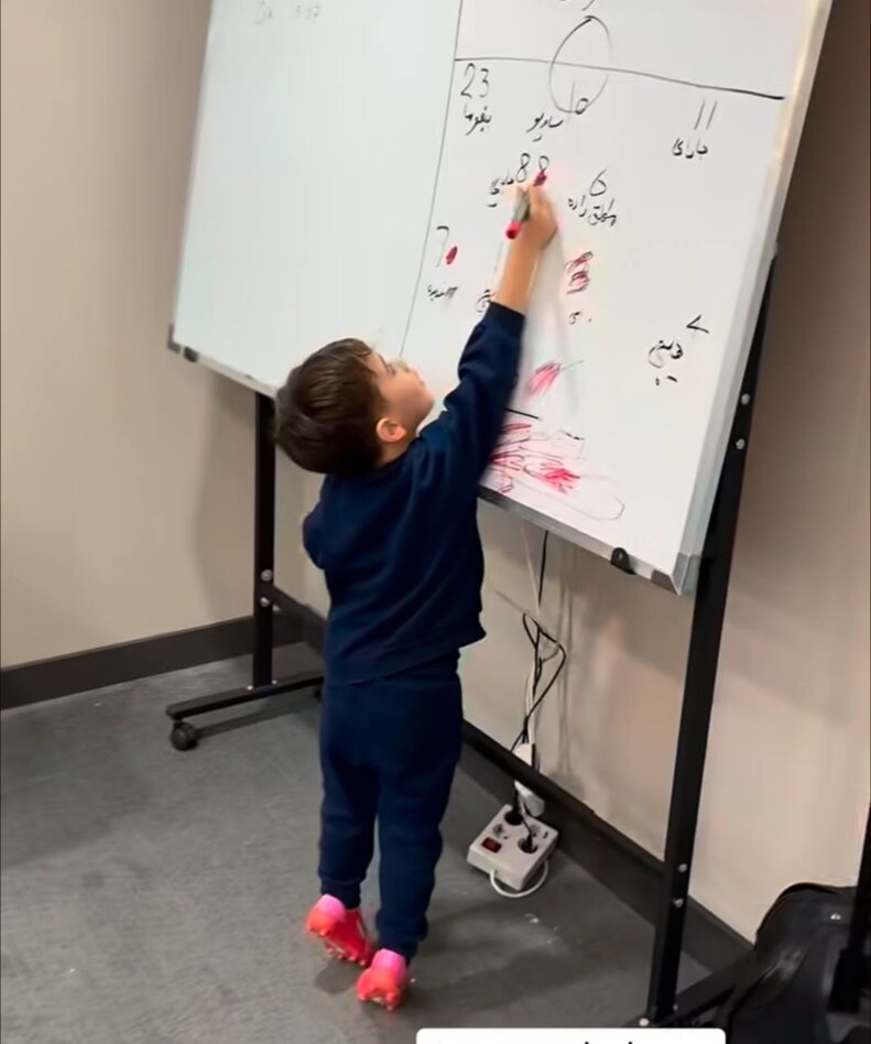 عکس | پسر سردار، مهمان ویژه رختکن پرسپولیس