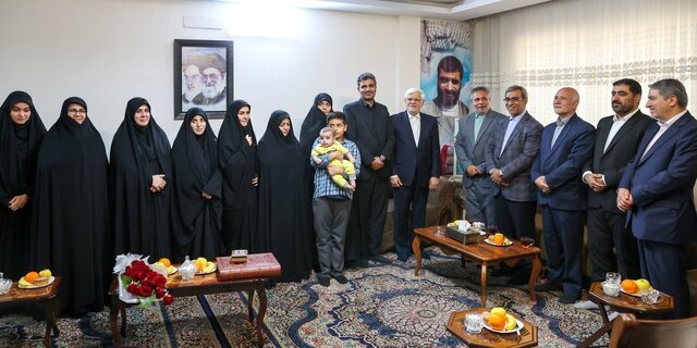 تصویری از حضور معاون اول رئیسجمهور در منزل یک شهید/ هدیه ویژه خانواده شهید برونسی عارف چه بود؟