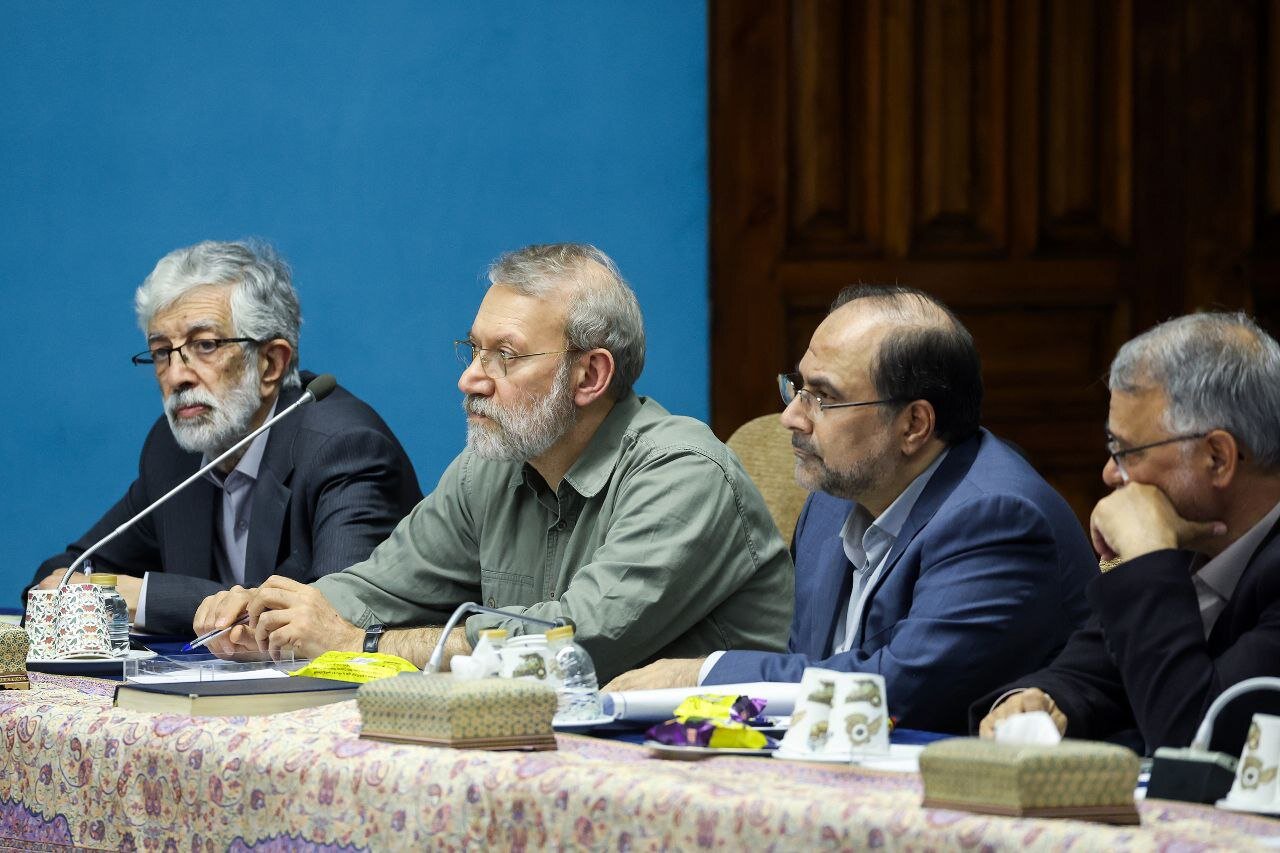 عکسی از تیپ خاص علی لاریجانی در کنار حدادعادل