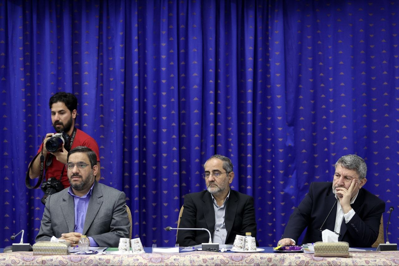 عکسی از تیپ خاص علی لاریجانی در کنار حدادعادل