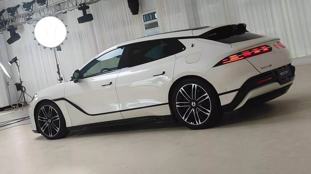 ماشین لوکس چینی که رقیب پورشه است / ۹۵۰ اسب بخار قدرت خالص