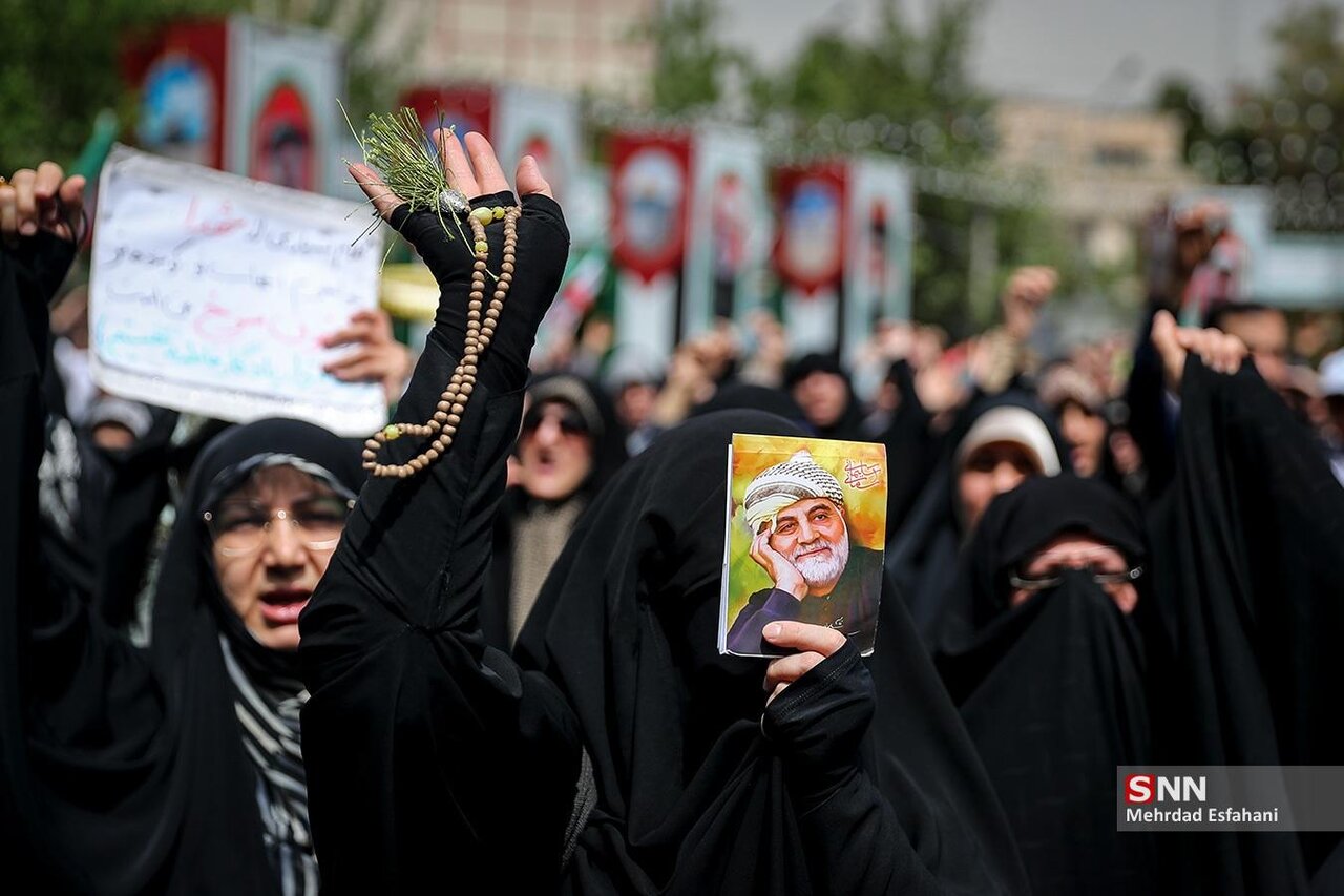 تصاویری از یک تجمع در تهران/ محاکمه شمر زمانه/ دانش آموزان هم آمدند