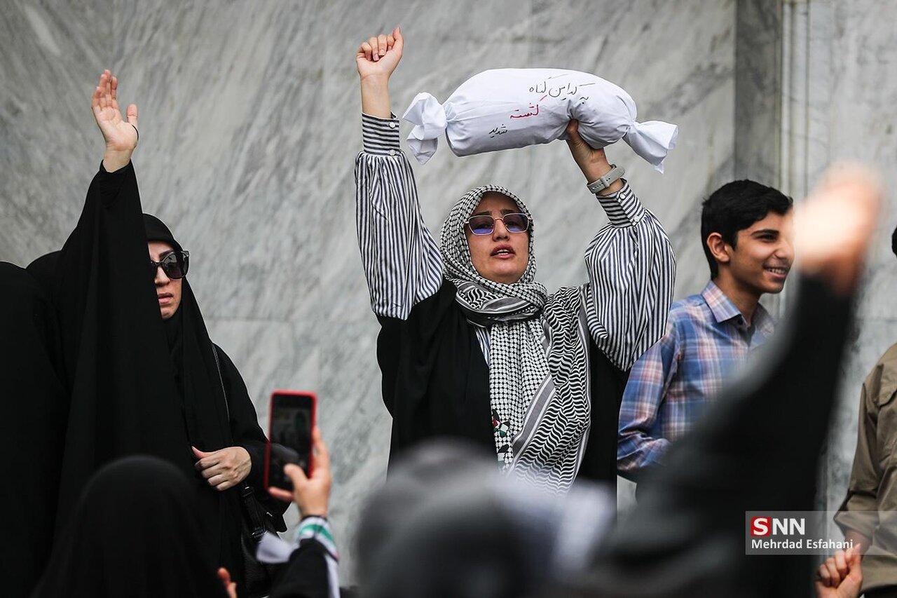 تصاویری از یک تجمع در تهران/ محاکمه شمر زمانه/ دانش آموزان هم آمدند