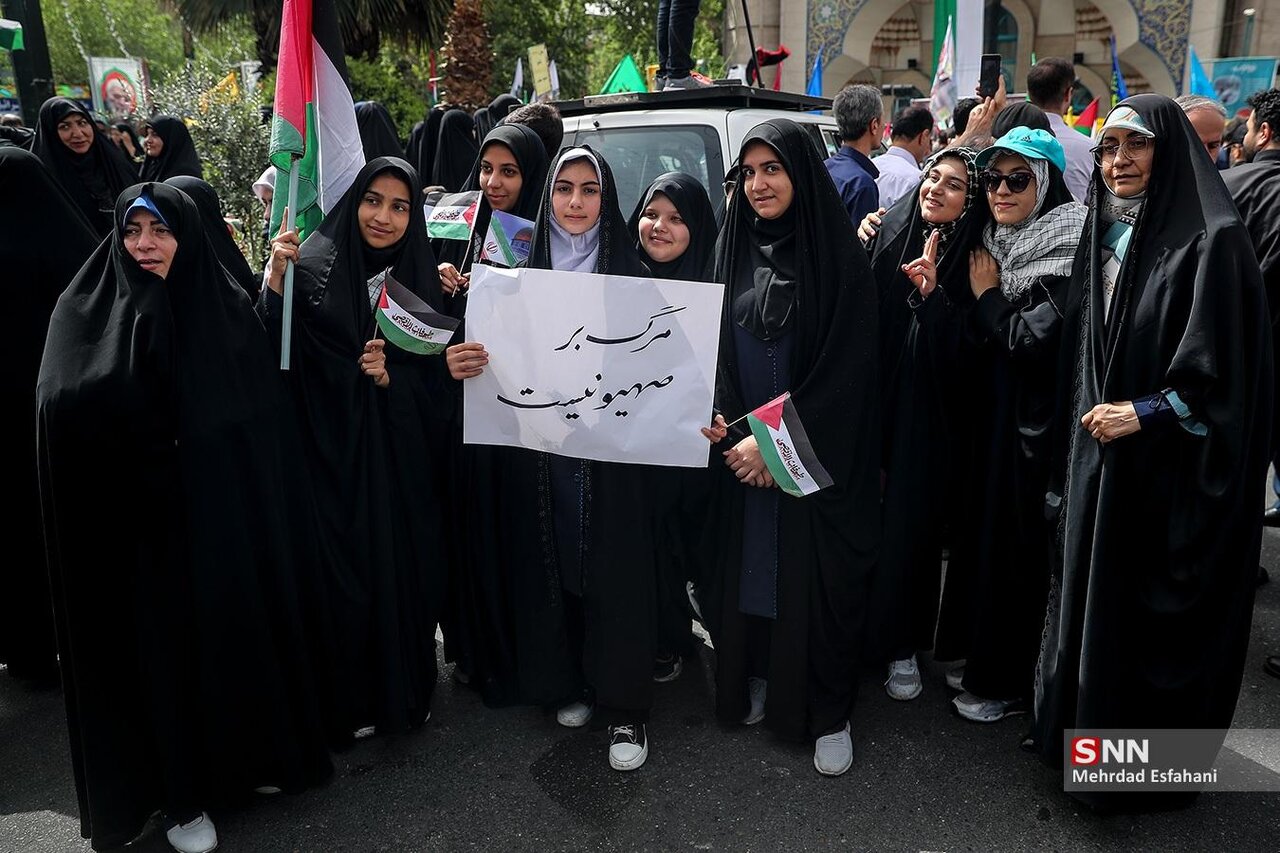 تصاویری از یک تجمع در تهران/ محاکمه شمر زمانه/ دانش آموزان هم آمدند