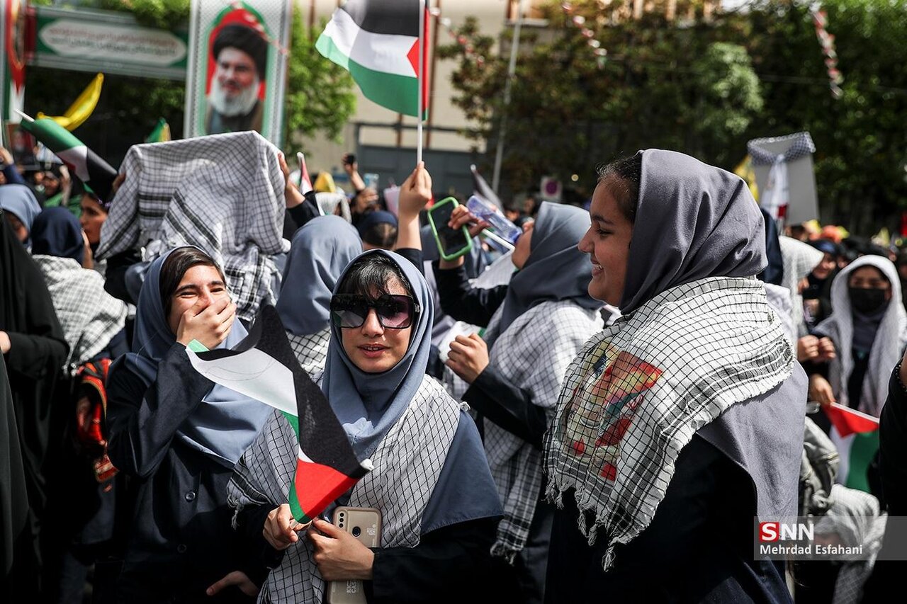 تصاویری از یک تجمع در تهران/ محاکمه شمر زمانه/ دانش آموزان هم آمدند