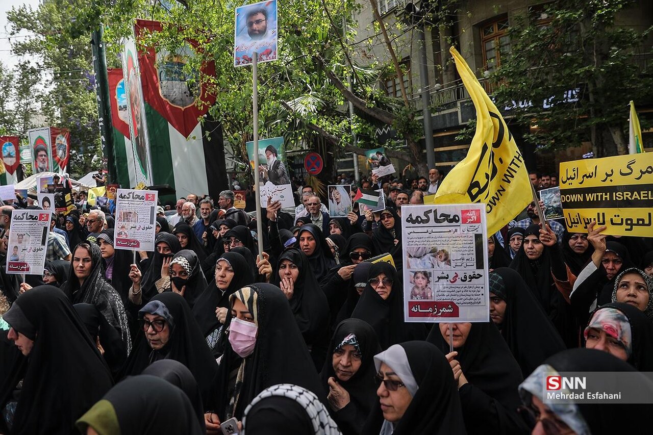 تصاویری از یک تجمع در تهران/ محاکمه شمر زمانه/ دانش آموزان هم آمدند