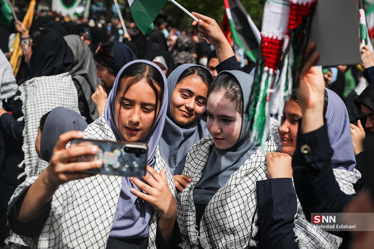 تصاویری از یک تجمع در تهران/ محاکمه شمر زمانه/ دانش آموزان هم آمدند