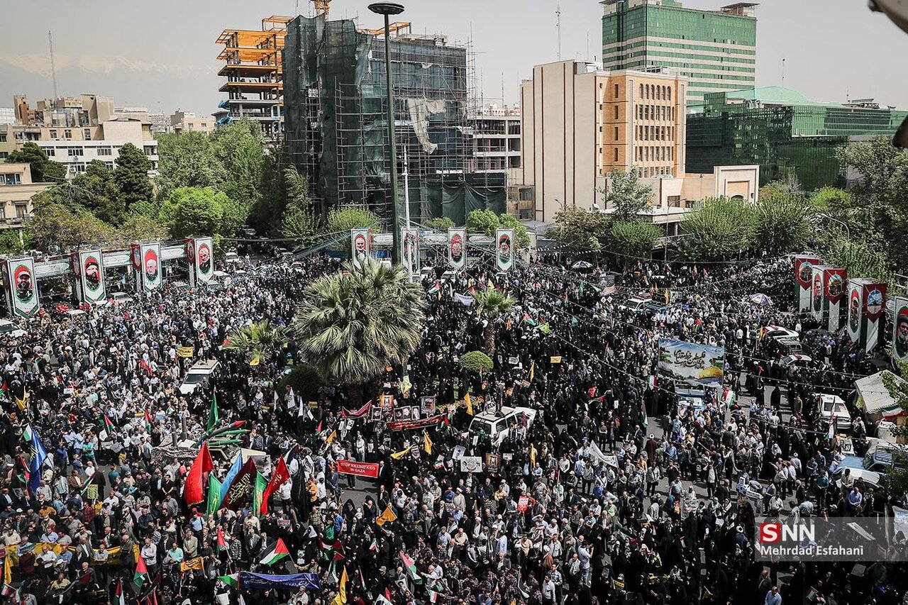 تصاویری از یک تجمع در تهران/ محاکمه شمر زمانه/ دانش آموزان هم آمدند