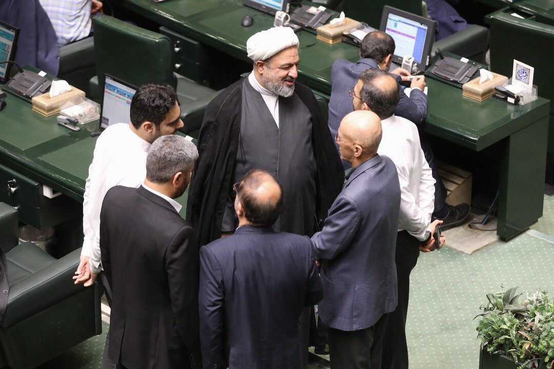 امیرحسین ثابتی پای صحبتهای حمید رسایی+عکس