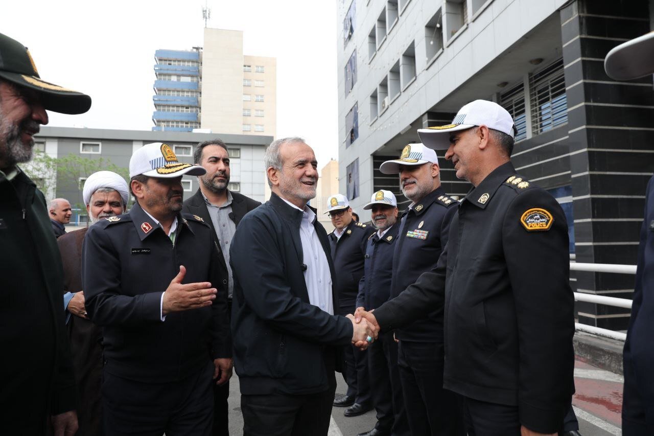 بازدید پزشکیان از ستاد فرماندهی پلیس راهنمایی و رانندگی تهران بزرگ