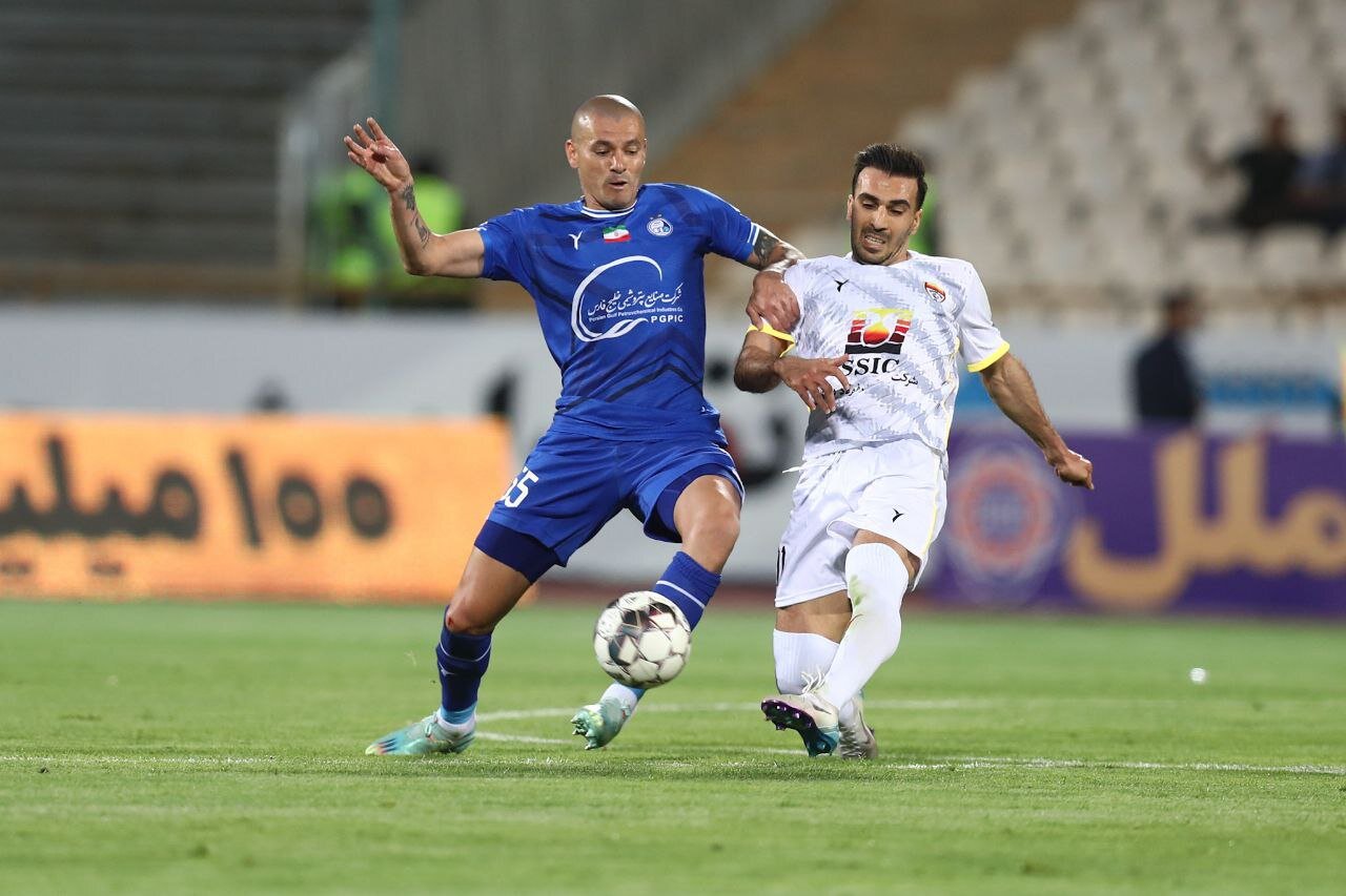 عکس| قهر همسر و فرزندان ستاره استقلال پس از قهرمانی عکس| قهر همسر و فرزندان ستاره استقلال پس از قهرمانی