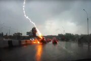 ببینید | لحظه وحشتناک برخورد صاعقه به خودرو