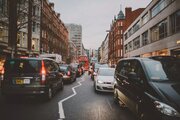 ببینید | مهارت بی‌نظیر دختر جوان در رانندگی؛ خارج کردن ماشین از پارک بدون فاصله!