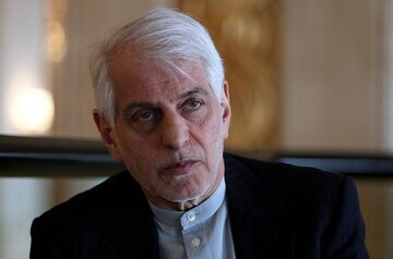 عصبانیت احمدی‌نژاد از مشاور میرحسین موسوی/  گفتم دنیا آقای هاشمی را می شناسد، شما زبان باز کنید حرف بزنید تا بشود ارزیابی تان کنیم