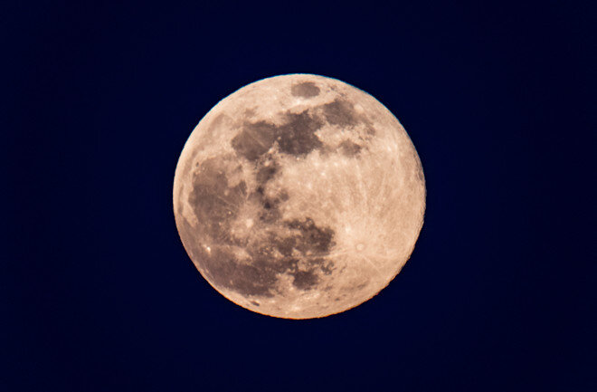 طلوع ماه صورتی در آسمان شب