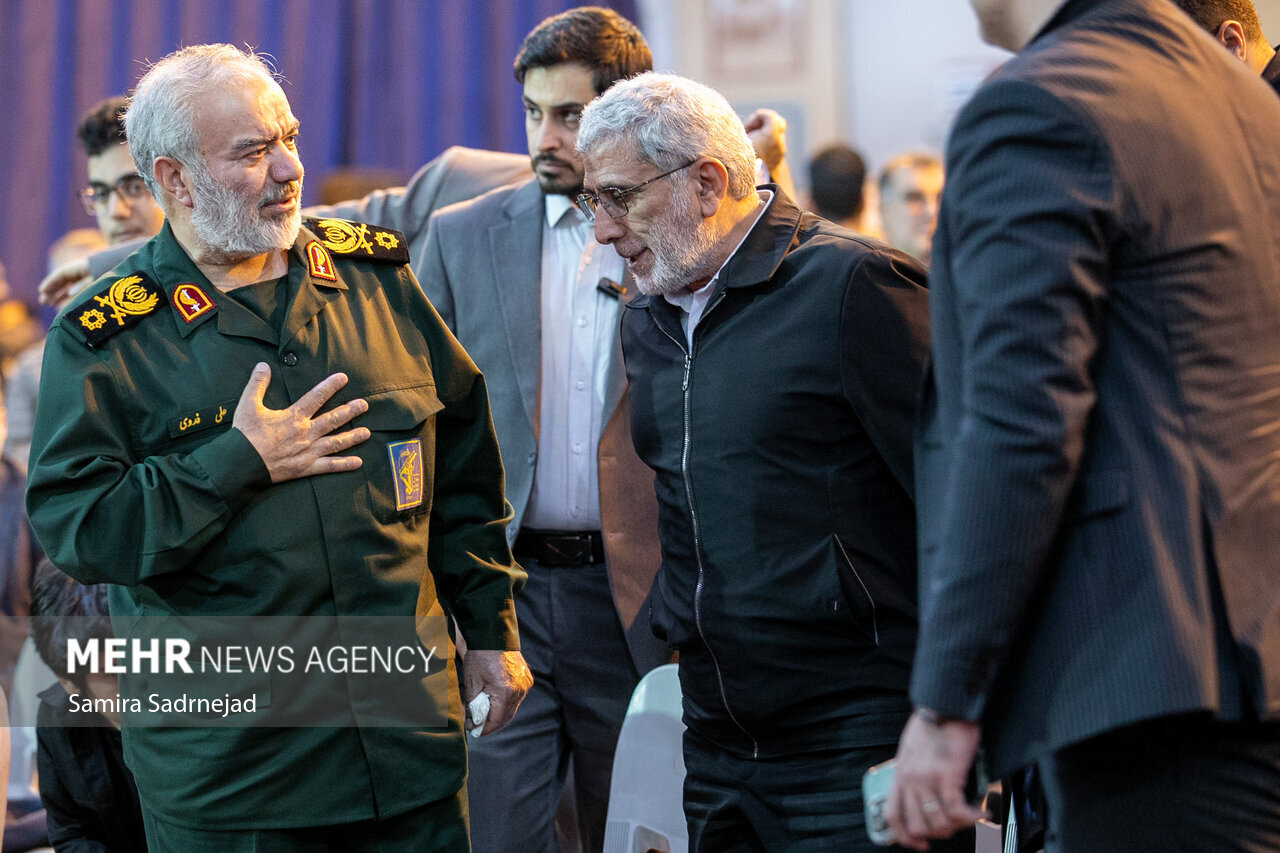 تصاویری از سردار قاآنی با لباس غیرنظامی در سالگرد شهادت شهید حاج رحیمی