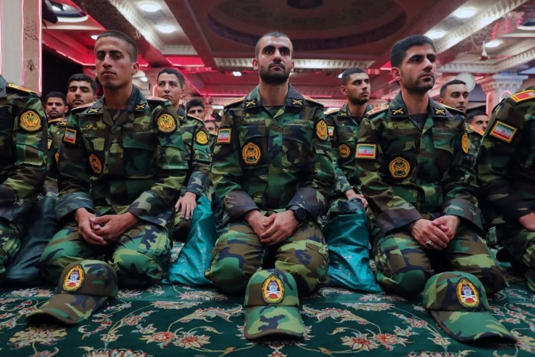 عکسی از فرمانده بلندپایه ارتش در امامزاده علی اکبر چیذر/ ماجرا چه بود؟