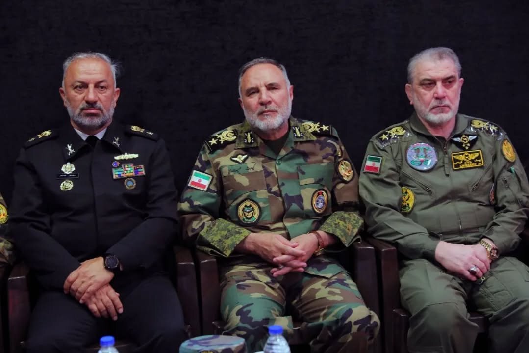 عکسی از فرمانده بلندپایه ارتش در امامزاده علی اکبر چیذر/ ماجرا چه بود؟